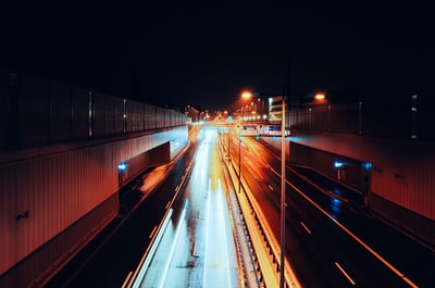 夜间延时摄影时，道路空旷，光线闪烁